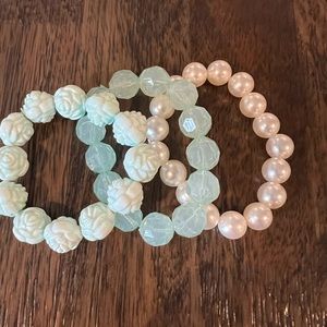 🛍️2/$10🛍️ Set of 3 Stretch Beaded Bracelets Rosettes Mint and Pearl tone